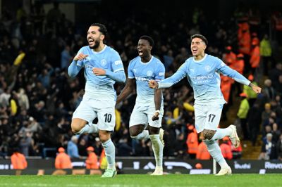 Manchester Citys spillere jubler, efter at klubben har vundet straffesparkskonkurrencen mod Brighton i pokalkampen.