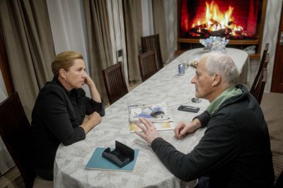 Flere danske aviser mener, at Mette Frederiksen bidrager til billedet af europæisk splittelse ved at kritisere det opkald, som Norges statsminister, Jonas Gahr Støre, og Finlands præsident, Alexander Stubb, havde med Ruslands præsident, Vladimir Putin, tidligere på ugen. Her ses Mette Frederiksen sammen med den norske statsminister på et tog mod Kyiv i august.