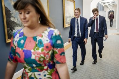 Venstre-formand Troels Lund Poulsen (i midten, red.) forsøger at få styr på Venstre, som i øjeblikket er ramt af intern uro.