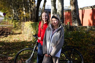 Marie Nygaard Bøjesen (t.v.) og Asta Maria Majgaard Dam går begge på Uhre Friskole, men det er kun Marie, der cykler i skole. Asta må tage bussen, fordi det er for farligt at cykle mellem Brande og Uhre.
