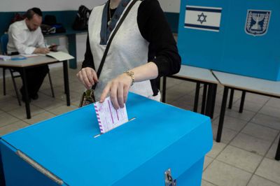 Ingen af de to blokke ser ud til at kunne danne et flertal uden de arabiske partier efter valget i Israel tirsdag.