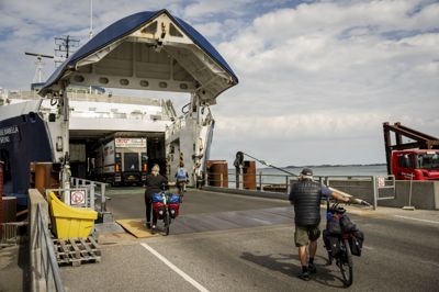Ø-færgerne har det svært på grund af de høje brændstofpriser, men nu er der hjælp på vej fra staten.