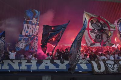 FCK-fans under en kamp mellem Brøndby IF og FC København på Brøndby Stadion i maj 2026. En visitationszone skal forebygge uroligheder omkring Parken, når de to klubber igen tørner sammen søndag 8. november.