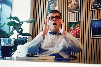 Undervejs i processen, som dels er blevet optaget med skjult kamera, siger Rasmus Wallbridge flere gange, at nogle af de absurde situationer, der sker omkring ham, minder ham om »Klovn«.