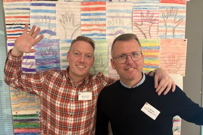 Søren Christiansen (V) og H.C Jørgensen (S) i et klasselokale på den finske skole med 300 elever. Skolen har særligt fokus på elevernes følelsesmæssige udvikling, hvilket har sikret en høj trivsel.