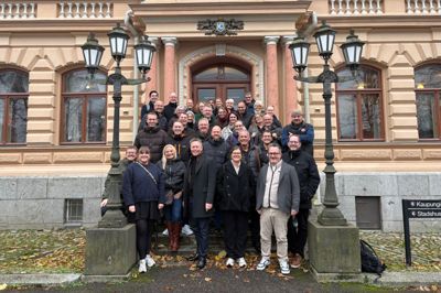 Hele delegationen samlet foran rådhuset.