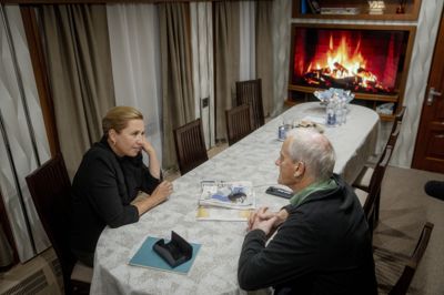 Statsminister Mette Frederiksen (S) og Norges statsminister, Jonas Gahr Støre, der her er fotograferet i et tog på vej til Kyiv i august, er enige om at have forskellige syn på telefonopkald med Vladimir Putin, siger Jonas Gahr Støre torsdag.