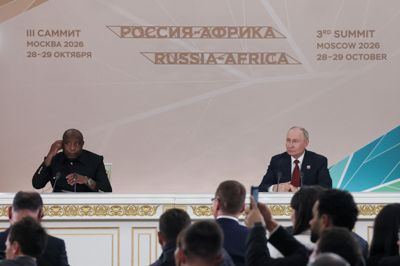 Den russiske præsident, Vladimir Putin, svarede torsdag på spørgsmål om det opkald, han har haft med den finske og den norske leder, som efterfølgende mødte kritik fra blandt andre Mette Frederiksen (S). Putin udtalte sig efter et topmøde mellem Afrika og Rusland. Til Putins højre sad Burundis præsident, Évariste Ndayishimiye.