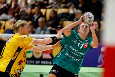 Kathrine Heindahl (t.v.) presser den tidligere Ikast-profil Simone Petersen under torsdagens pokaldyst mellem de midtjyske ærkerivaler. Men det blev Viborg, som nu er klar til årets Final4.