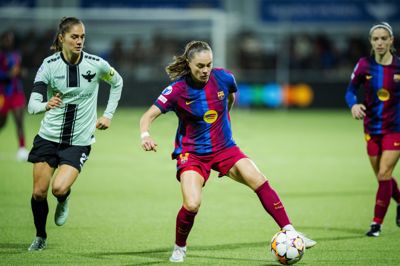 HB Køges Mille Gejl er her i kamp med FC Barcelonas Ewa Pajor i torsdagens kamp i Køge.