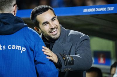 Få dage efter kåringen som verdens bedste træner i kvindefodbold, hilser Barcelonas Pere Romeu glad på HB Køge-træner Kristian Mørch inden torsdagens opgør i Champions League.