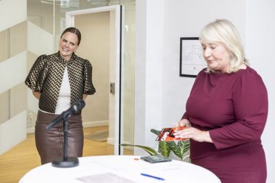 Caroline Stage (til venstre) overdrager til forsknings-, uddannelses- og digitaliseringsministeriet til Christina Egelund (til højre) 3. juni 2026.
