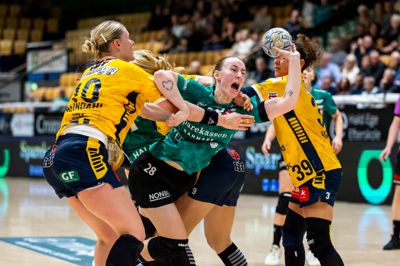 Clara Skyum Thomsen, der her bryder igennem Ikast-defensiven under torsdagens pokaldyst, scorede seks gange i derbyet. Viborg-backen meldes på vej til netop de blå-gule rivaler.
