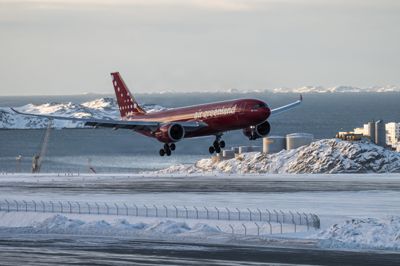 Et Air Greenland-fly ved lufthavn i Nuuk tidligere på året. En 54-årig mand blev torsdag anholdt, efter at han ankom til lufthavn i Ilulissat med Air Greenlands første direkte fly fra København.