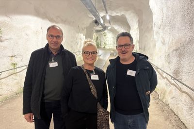 Martin Arvad (DD), Annette Øgaard (K) og Morten Colbert (FL) under jorden ved den store kommunale bunker.