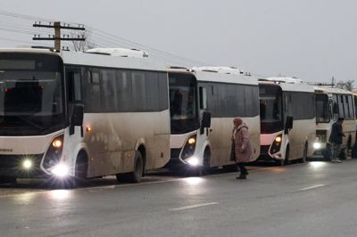 En konvoj med beboere, der er evakueret fra den russiskkontrollerede by Olesjky, gør et kort stop i vejkanten på Krim-halvøen.