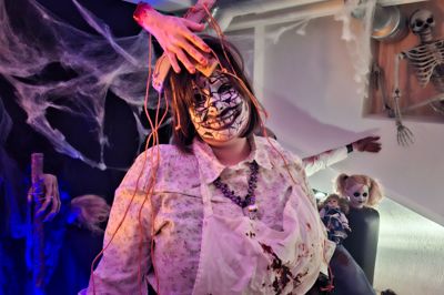 Statisterne i »haunted house« gjorde deres for at få et skrig ud af gæsterne - og det lykkedes.