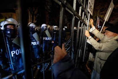 Demonstranter er fredag mødt op ved Polens forfatningsdomstol, hvor retspræsidenten er blevet suspenderet.