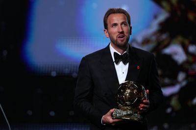 Den engelske angriber Harry Kane vandt mandag Ballon d'Or-prisen. Stemmefordelingen viser, at han blot vandt med 28 point ned til Kylian Mbappé på andenpladsen.