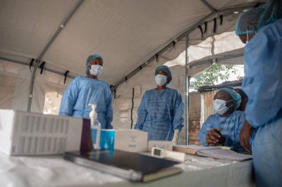 Sundhedsarbejdere er indsat flere steder i DR Congo for at sikre, at ebolaudbruddet ikke spreder sig yderligere. De måler blandt andet rejsendes kropstemperatur.