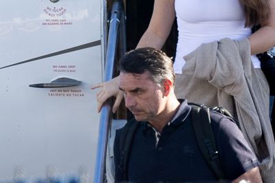 Flávio Bolsonaro ses her, da han og familien onsdag ankom med fly til Florida i USA. Søndag i sidste uge led han nederlag i en afstemning om at blive præsident i Brasilien.