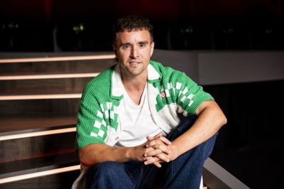 Martin Johannes Larsen, der blandt andet er vært på flere TV 2-programmer, har været med til at lave programmet »Alle elsker Rasmus«, som er blevet kritiseret.