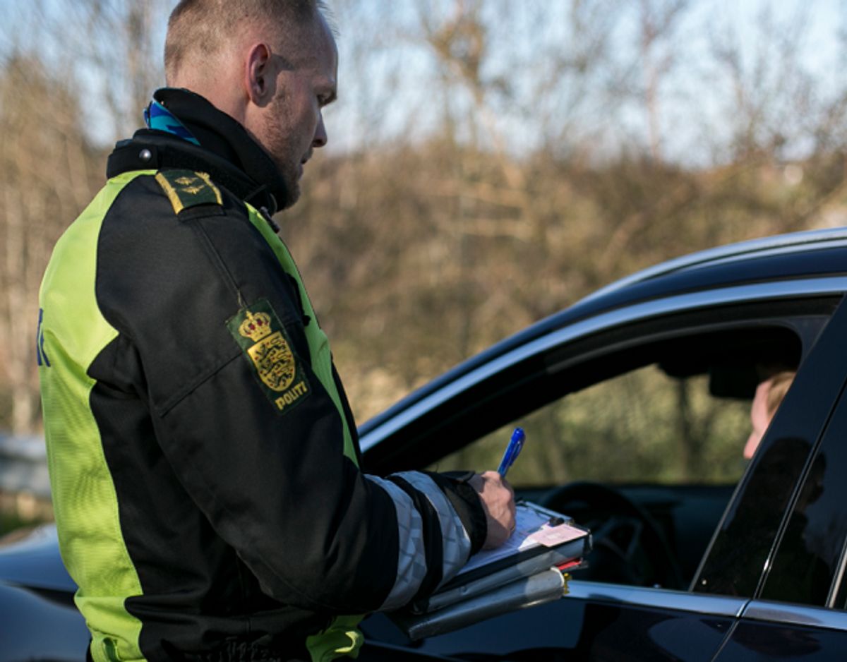 Hvad koster det at køre for hurtigt i Danmark? KLIK videre og se de forskellige takster. Du bliver nok overrasket over, hvor hurtigt ‘pappet kan ryge’. Og hvor mange penge, du skal af med. Foto: Rådet for Sikker Trafik.