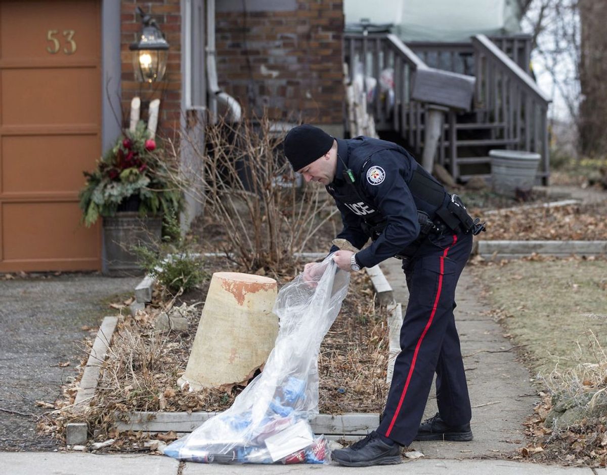 Fraser og Smiths hus bliver grundigt ransaget af politiet, der har fundet ligdele i huset, hvor Bruce McArthur slog græs og opbevarede flere redskaber. Foto: Chris Young/The Canadian Press