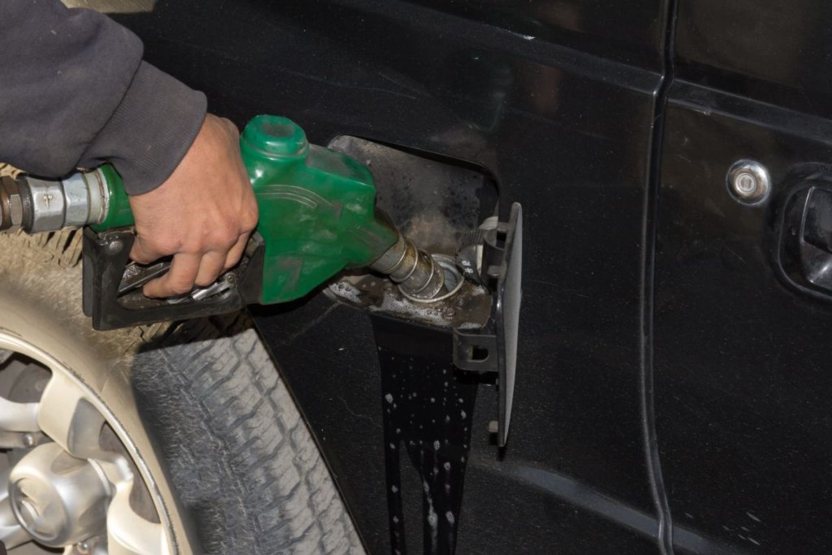 Det koster at fylde brændstof på bilen. KLIK og se listen over de 10 familiebiler, der kører længst på en liter. Foto: Colourbox.