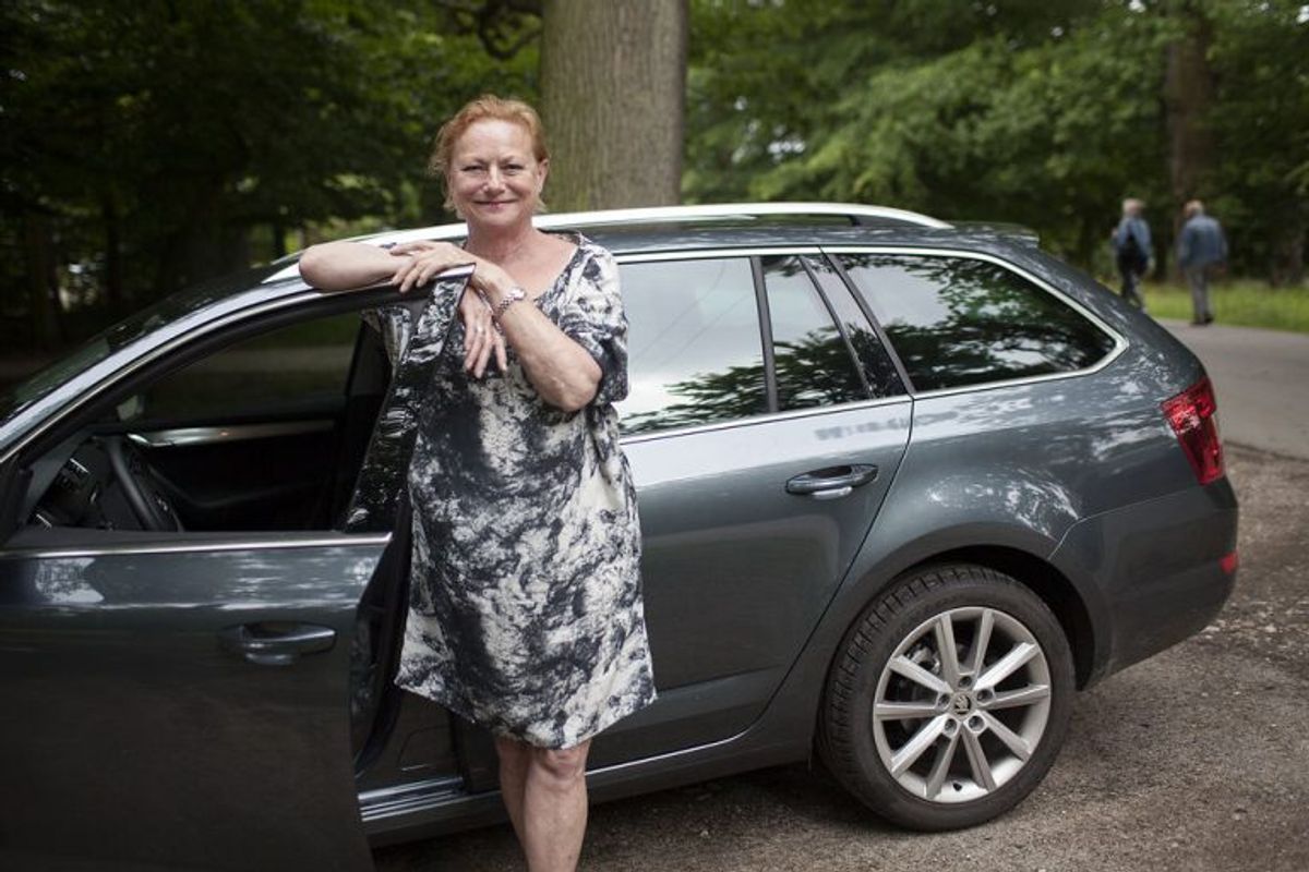 Her viser Lisbet Dahl sin under en uge gamle Skoda Octavia frem. Skoda Octavia stationcar 1.6 Tdi 110 Greenline-modellen af den ender på en 3. plads. Den lover at køre godt 31 kilometer på en liter, men ender på 21. Mange kilometer, men 33 procent under tallet, du kan se ved bilhandleren. Foto: David Leth Williams/Scanpix.