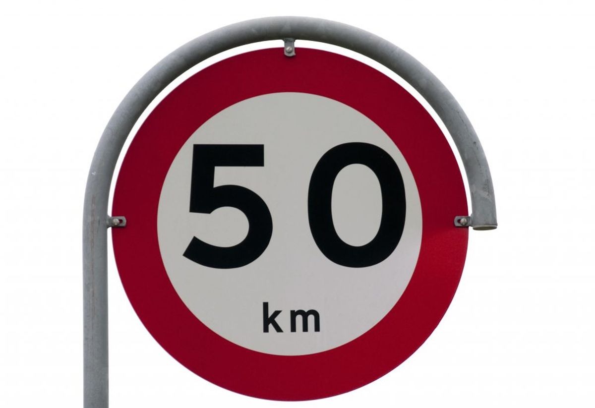Hvad lyder bøden på, når du kører i en 50 km/t-zone? KLIK og se de forskellige bødetakster. Klikker du videre, bliver du også klogere på taksterne på veje, hvor du må køre 80, 110 og 130. Foto: Colourbox.