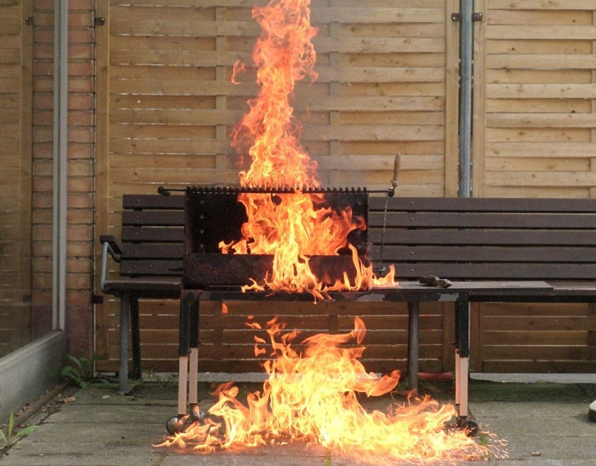 Sørg for at have vand tæt ved grill, bål eller ukrudtsbrænder i tilfælde af, at det går galt. Ring 112 hvis uheldet er ude. Foto: Ritzau Scanpix/ Arkiv