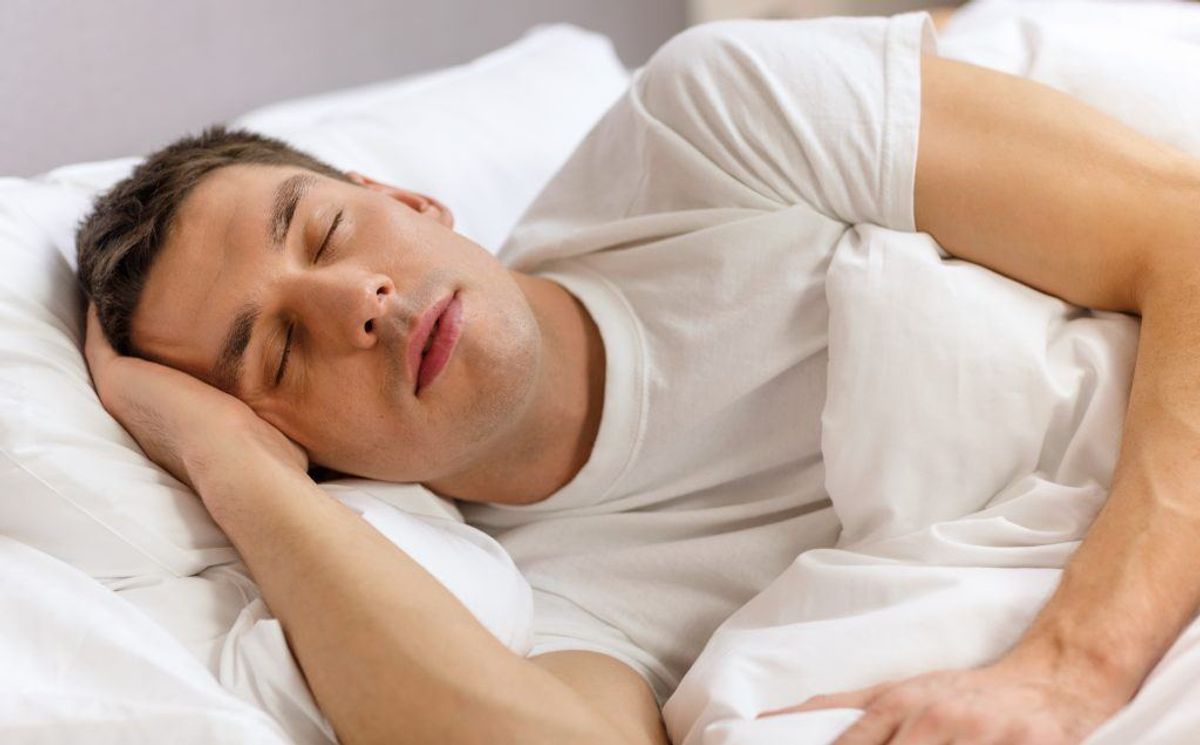 Lad være med at kigge på skærme med blåt lys i to– tre timer, før du skal sove.