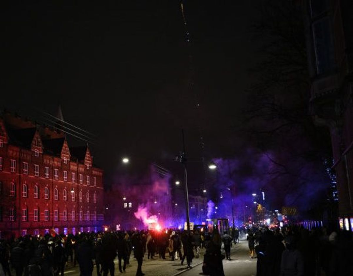 Gruppen Men In Black demonstrerede 9. januar på Rådhuspladsen i København. I løbet af aftenen talte en kvinde til de flere hundrede fremmødte, og ifølge politiet opfordrede hun i den forbindelse til hærværk. I første omgang slap kvinden for varetægtsfængsling, da byretten løslod hende, men landsretten var uenig. Torsdag aften blev hun derfor anholdt igen. KLIK FOR FLERE BILLEDER FRA DEMONSTRATIONERNE.(Arkivfoto) Foto: Philip Davali/Scanpix