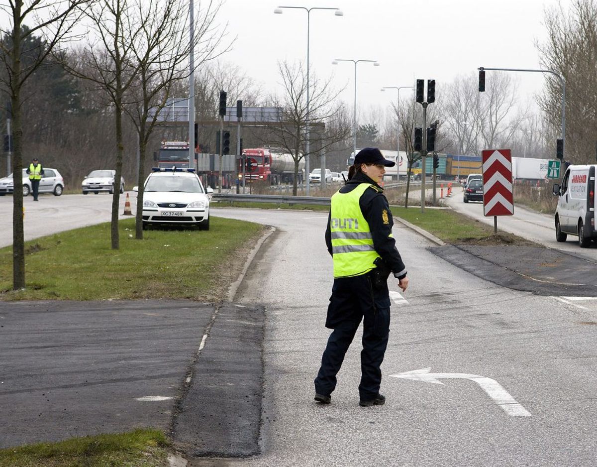 Hvis en betjent er på stedet og dirigerer trafikken, så trumfer det alt andet. Foto: Scanpix