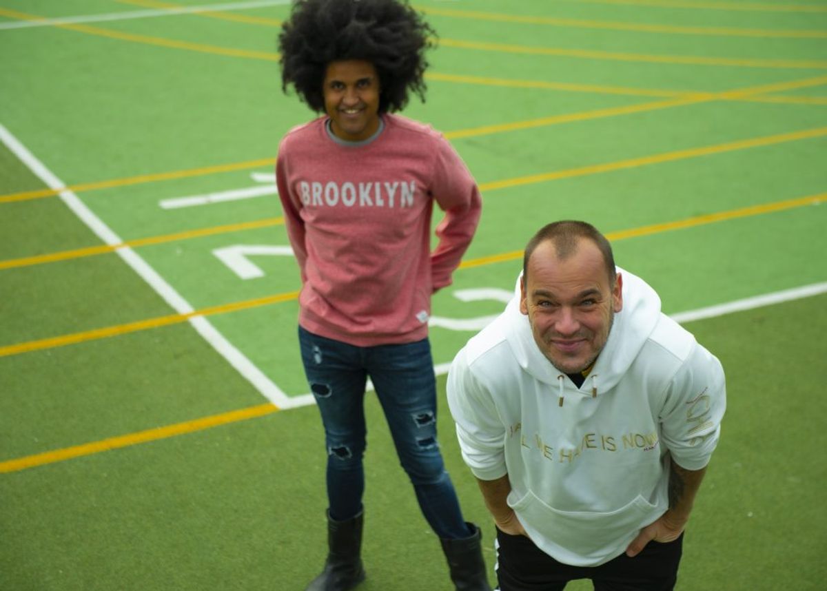 Sang nummer 1. Chief 1 og Thomas Buttenschøn synger ’Højt over skyerne’, de selv har skrevet i samarbejde med Nermin Harambasic. Foto: Nicho Oppermann.