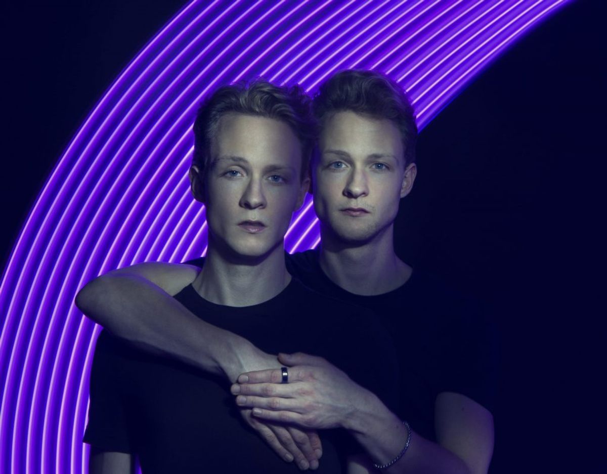 Sang nummer tre. The Cosmic Twins, der består af tvillingerne Chris og Alec synger ’Silver Bullet’ skrevet af Lise Cabble, Gisli Gislason, Rasmus Duelund og August Emil. Foto: Morten Rygaard.