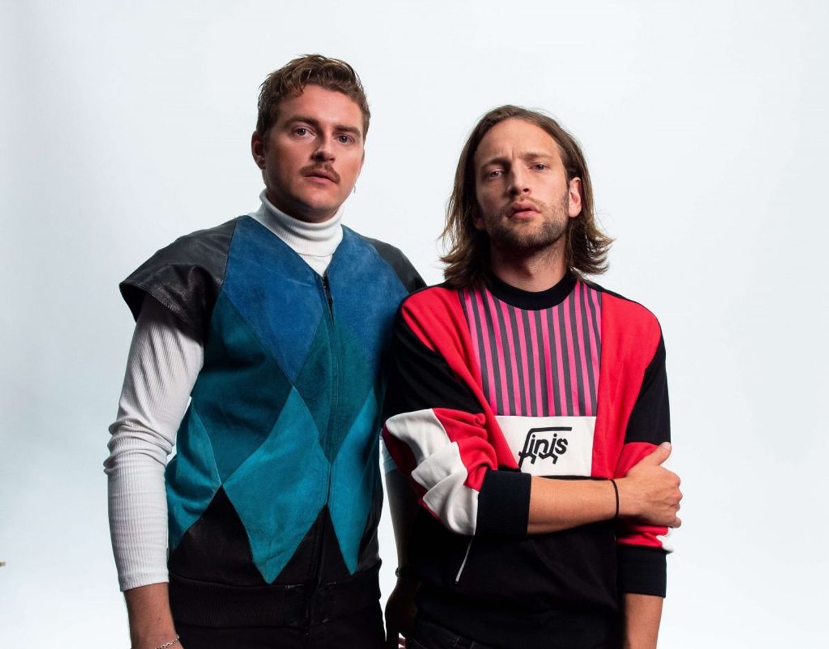 Sang nummer seks. Duoen Fyr og Flamme, som består af Laurits Emanuel og Jesper Groth synger nummeret “Øve os på hinanden”, der er skrevet af Laurits Emanuel. Klik videre i galleriet for at se flere billeder af årets artister. Foto: Rasmus Laursen.