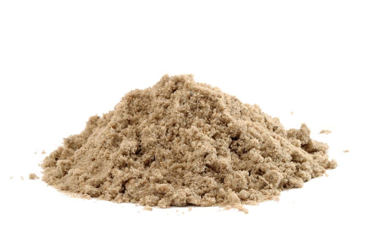 Giv din plæne en blanding af fint sand, kompost og evt. harpet muld (muld uden sten). Når det fordeles i et jævnt og tyndt lag over plænen, er det med til at forbedre vækstbetingelserne for græsset og forringe betingelserne for mosset. Kilde: Haveselskabet. Arkivfoto.
