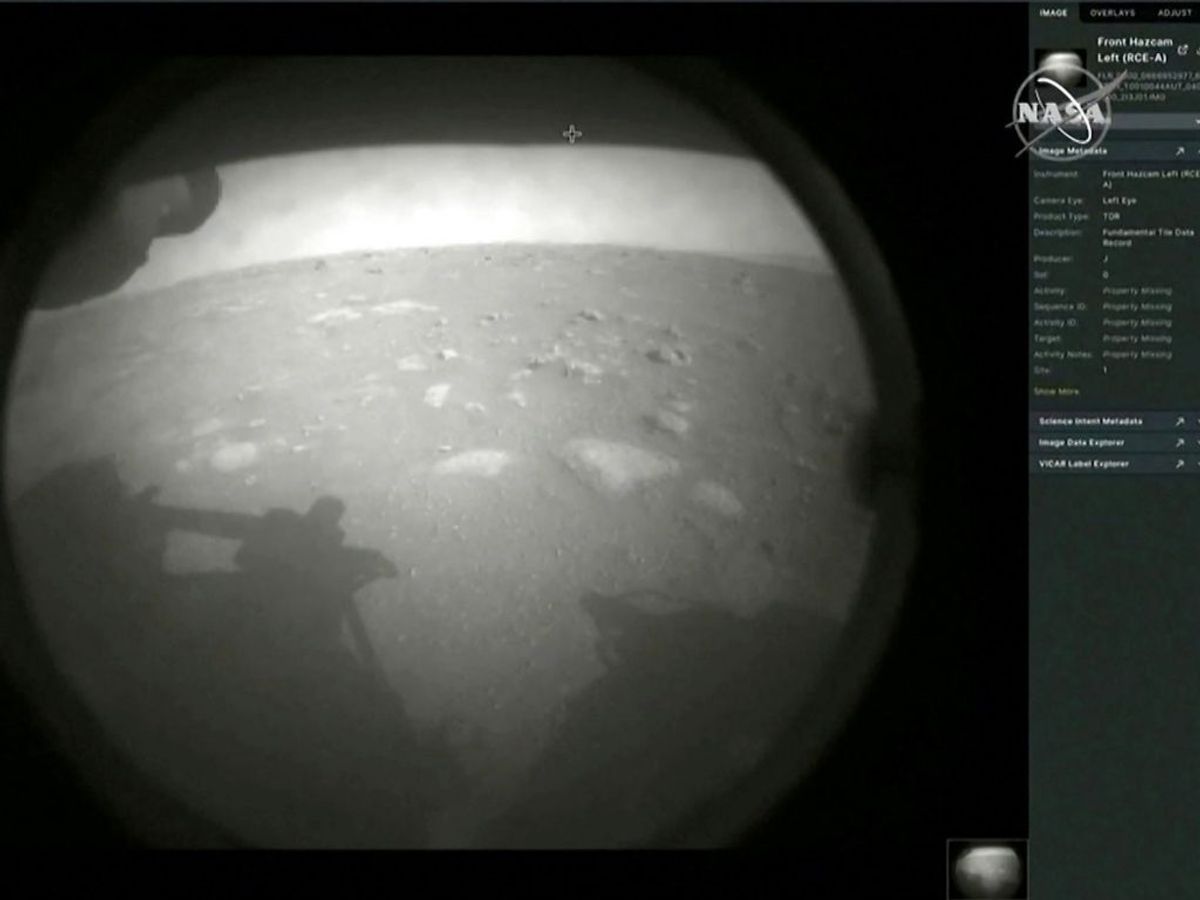 Her ses Nasas første billede fra rumkøretøjet “Perseverance”, som torsdag aften er landet på Mars’ overflade. Foto: Handout/AFP