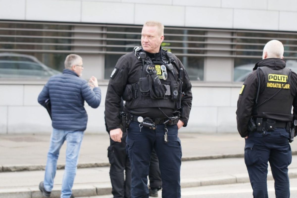 Et skænderi udviklede sig fredag eftermiddag. En mand blev stukket i hånden. KLIK for flere billeder. Foto: Presse-fotos.dk.