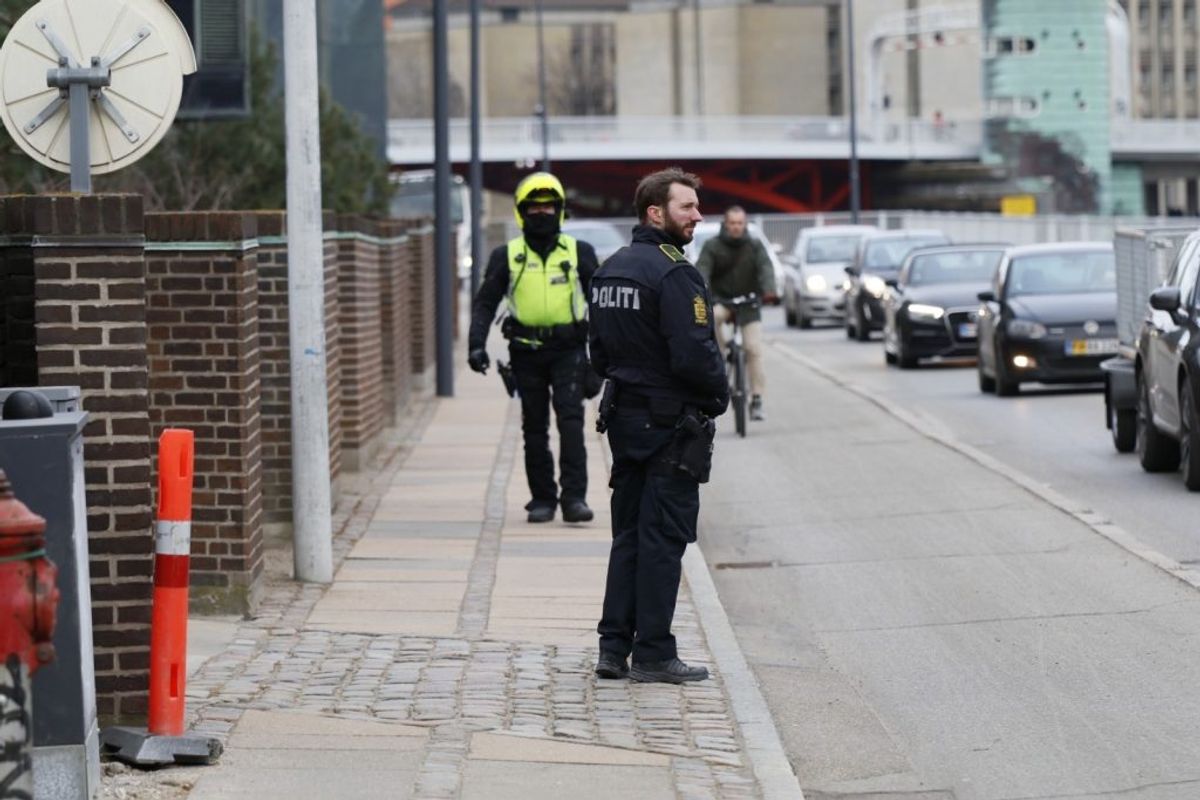 Et skænderi udviklede sig fredag eftermiddag. En mand blev stukket i hånden. KLIK for flere billeder. Foto: Presse-fotos.dk.