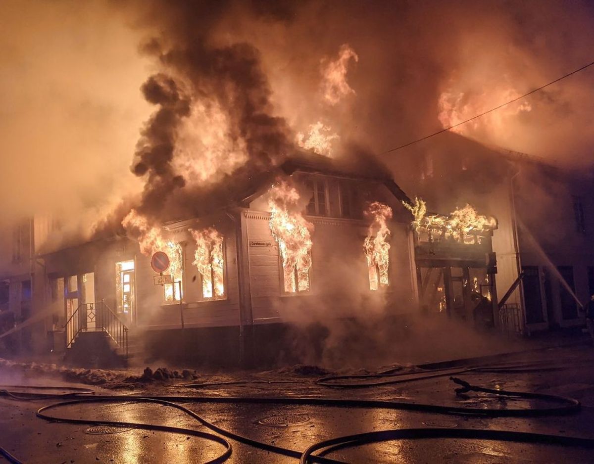 Flere bygninger står i voldsomme flammer. KLIK FOR MERE. Foto: Hans Petter Gruber Bjerva / Aust Agder Blad / NTB