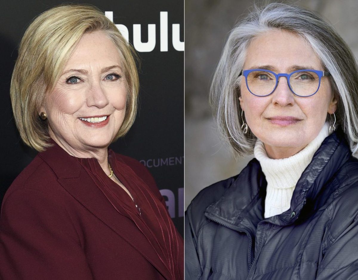 Hillary Clinton (til venstre) og Louise Penny (til højre) har i samarbejde skrevet spændingsromanen “State of Terror”, der udkommer til oktober. – Foto: Ritzau Scanpix.