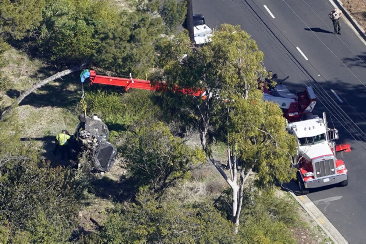 Tiger Woods’ bil løftes væk af en kran, efter at golfstjernen tirsdag morgen lokal tid forulykkede i Los Angeles-forstaden Rancho Palos Verdes. Foto: Mark J. Terrill/Scanpix