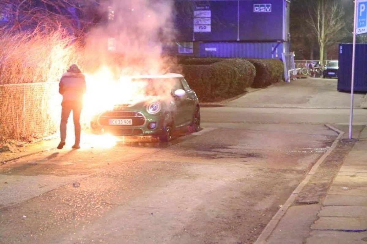 Her brand i bil på Bogskrivervej. KLIK FOR BILLEDER FRA DE ANDRE BRANDE. Foto: Presse-fotos.dk