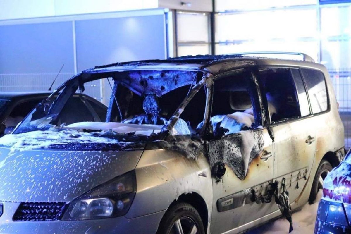Brand i flere biler på Banevingen. Foto: Presse-fotos.dk
