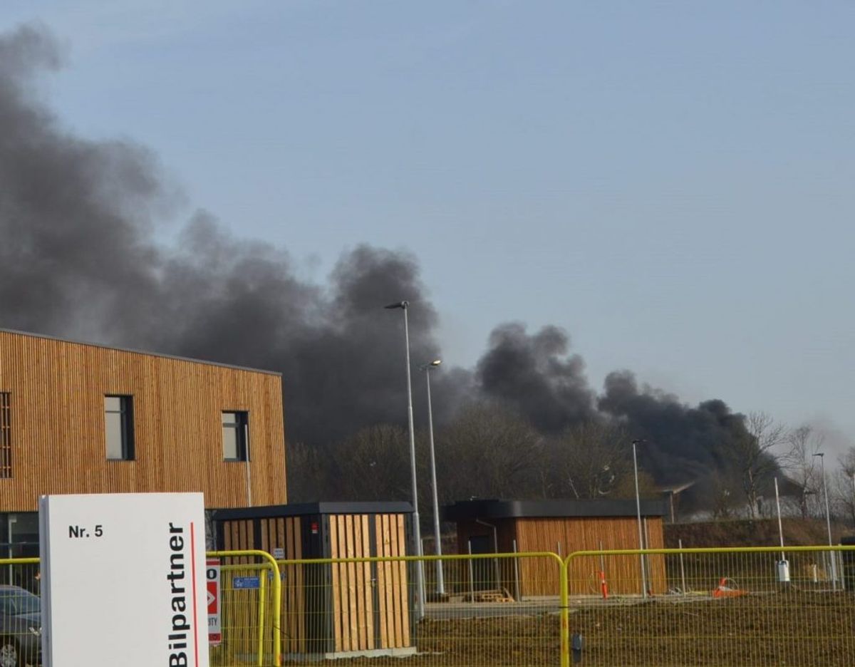 Det brænder lige nu på en genbrugsplads. Foto: KLIK for flere billeder. Foto: Presse-fotos.dk.