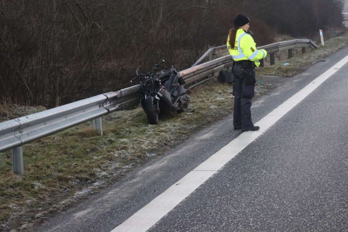 En 38-årig mand er mandag morgen dræbt i en ulykke. KLIK for flere billeder. Foto: Øxenholt Foto.