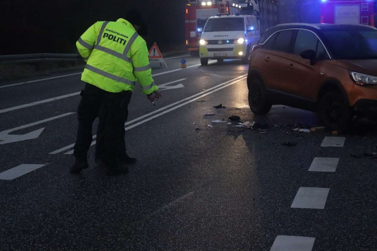 En 38-årig mand er mandag morgen dræbt i en ulykke. KLIK for flere billeder. Foto: Øxenholt Foto.